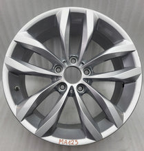 Laden Sie das Bild in den Galerie-Viewer, 1x Alufelge 18 Zoll 8.0" 5x120 30ET Glanz Silber 6862892 BMW 5 F11 F10 F12 F13 FEL1652245457lz