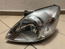 Laden Sie das Bild in den Galerie-Viewer, Frontscheinwerfer Hyundai Matrix 92101-10010 Links Scheinwerfer Headlight