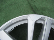 Laden Sie das Bild in den Galerie-Viewer, 1x Alufelge 17 Zoll 6.5" 5x112 43ET Glanz Silber 8Y0601025L Audi A3 Rim Wheel FEL2994884047uh