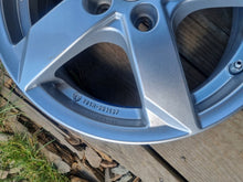 Load image into Gallery viewer, 1x Alufelge 15 Zoll 5.5" 5x100 40ET Glanz Silber KBA52236 VW Rim Wheel FEL5853117419de