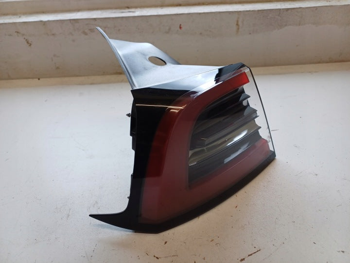 Rückleuchte Tesla Model 3 1502086-99-D Links Rearlight RUK1685360463ta