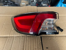 Laden Sie das Bild in den Galerie-Viewer, Rückleuchte Ford Kuga LV4B-13404-B Ein Stück (Rechts oder Links) Rearlight RUK2864650042pm
