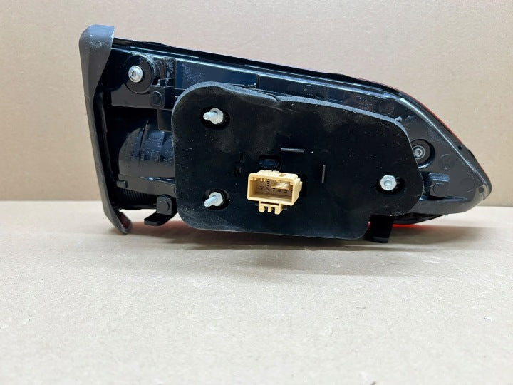 Rückleuchte VW Touareg 760945093 Ein Stück (Rechts oder Links) Rearlight RUK3506378003mt