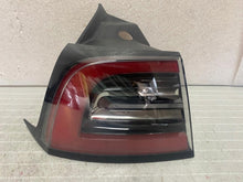 Laden Sie das Bild in den Galerie-Viewer, Rückleuchte Tesla Model 3 Y Links Rearlight RUK4053545191aa