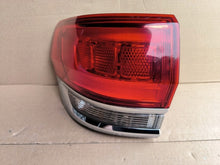 Laden Sie das Bild in den Galerie-Viewer, Rückleuchte Jeep Grand Cherokee Wk2 P68110001AD Links Rearlight RUK6748759023dn