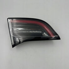 Laden Sie das Bild in den Galerie-Viewer, Rückleuchte Tesla Model 3 150208800C Links Rearlight RUK7610915033sk