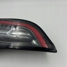 Laden Sie das Bild in den Galerie-Viewer, Rückleuchte Tesla Model 3 150208800C Links Rearlight RUK7610915033sk