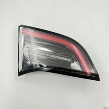 Laden Sie das Bild in den Galerie-Viewer, Rückleuchte Tesla Model 3 QBB14679 Links Rearlight RUK7946797904zm