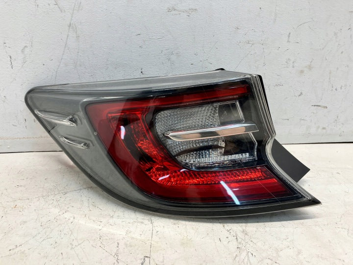 Rückleuchte Toyota Corolla Hatchback OYT17242 Links Rearlight RUK9040024951jb