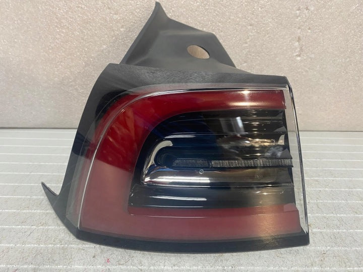 Rückleuchte Tesla Model Y 1077399-00D Links Rearlight RUK9102812714tw