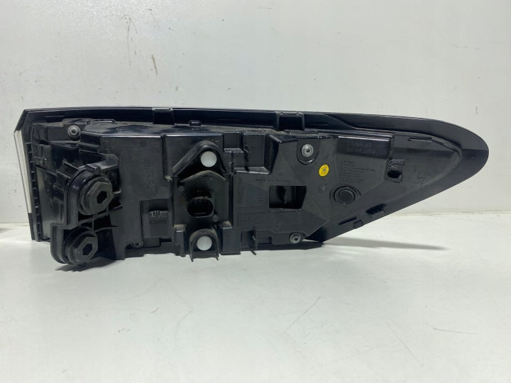 Rückleuchte VW Passat 3J0945207 Ein Stück (Rechts oder Links) Rearlight RUK9718771337xu