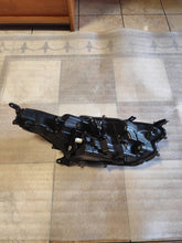 Laden Sie das Bild in den Galerie-Viewer, Frontscheinwerfer Toyota Yaris 81150K0080 Links Scheinwerfer Headlight SCH1015975935gs