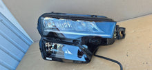 Laden Sie das Bild in den Galerie-Viewer, Frontscheinwerfer Skoda Karoq 57B941010 Rechts Scheinwerfer Headlight SCH1048236982db