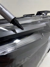 Laden Sie das Bild in den Galerie-Viewer, Frontscheinwerfer Toyota Hilux VIII 0K-183 Links Scheinwerfer Headlight SCH1098913962mw