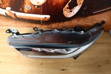 Load image into Gallery viewer, Frontscheinwerfer Toyota Yaris EUK0-8 Links Scheinwerfer Headlight SCH1114277570mn
