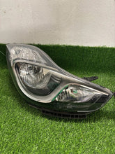 Laden Sie das Bild in den Galerie-Viewer, Frontscheinwerfer Hyundai Ix20 20102015 Ein Satz Scheinwerfer Headlight SCH1120916719oe