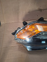 Laden Sie das Bild in den Galerie-Viewer, Frontscheinwerfer Mitsubishi L200 8301C729 Links Scheinwerfer Headlight SCH1129970739bm