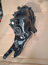 Laden Sie das Bild in den Galerie-Viewer, Frontscheinwerfer Mitsubishi L200 8301C729 Links Scheinwerfer Headlight SCH1129970739bm