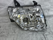 Laden Sie das Bild in den Galerie-Viewer, Frontscheinwerfer Mitsubishi Pajero IV 100-67018 Xenon Rechts Headlight SCH1188273626ji