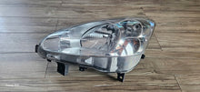 Load image into Gallery viewer, Frontscheinwerfer Peugeot Partner 90013220 Links Scheinwerfer Headlight SCH1265513276wo