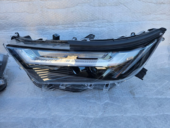 Frontscheinwerfer Toyota V 2410010323 Ein Stück (Rechts oder Links) Headlight SCH1302762977an