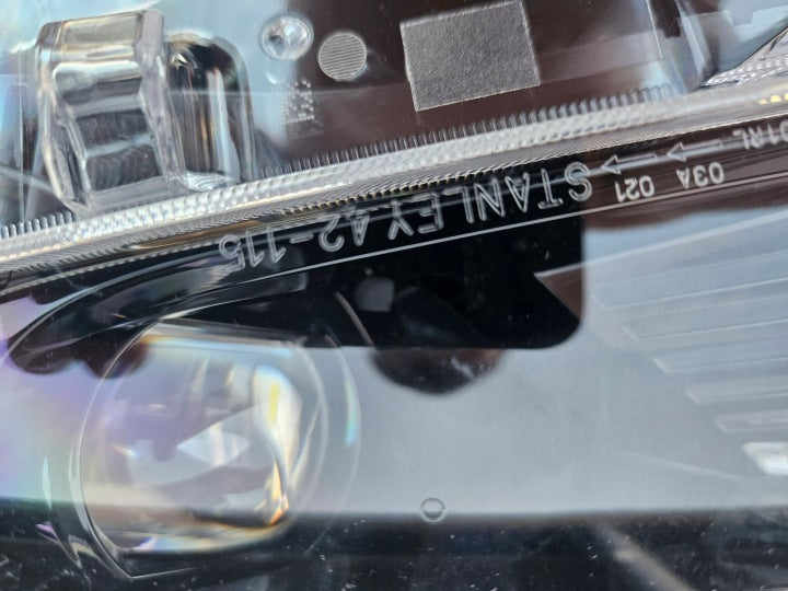 Frontscheinwerfer Toyota V 2410010323 Ein Stück (Rechts oder Links) Headlight SCH1302762977an