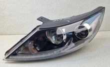 Laden Sie das Bild in den Galerie-Viewer, Frontscheinwerfer Kia Sportage 921013W Xenon Links Scheinwerfer Headlight SCH1332612603vx