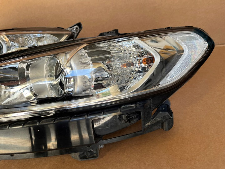 Frontscheinwerfer Ford Mondeo DS73-13W029-EC DS73-13W030-EA Ein Satz Headlight SCH1366568546ii