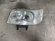 Laden Sie das Bild in den Galerie-Viewer, Frontscheinwerfer VW Transporter Caravelle 7H5941016 Xenon Links Headlight SCH1491262024jh