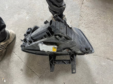Laden Sie das Bild in den Galerie-Viewer, Frontscheinwerfer VW Transporter Caravelle 7H5941016 Xenon Links Headlight SCH1491262024jh
