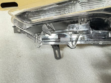 Laden Sie das Bild in den Galerie-Viewer, Frontscheinwerfer Toyota Corolla 16-183 Links Scheinwerfer Headlight SCH1579416194sm