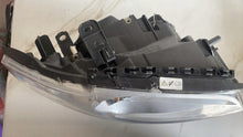 Laden Sie das Bild in den Galerie-Viewer, Frontscheinwerfer BMW E87 89311169 Xenon Rechts Scheinwerfer Headlight SCH1613361821fi