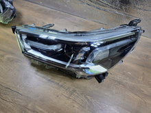 Laden Sie das Bild in den Galerie-Viewer, Frontscheinwerfer Toyota Hilux VIII 0K-183 Links Scheinwerfer Headlight SCH1820008801ex