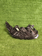 Laden Sie das Bild in den Galerie-Viewer, Frontscheinwerfer Ssangyong Tivoli ZGM92-60050 Links Scheinwerfer Headlight SCH1893250398ed