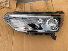 Laden Sie das Bild in den Galerie-Viewer, Frontscheinwerfer Ssangyong Korando 8310137100 Links Scheinwerfer Headlight SCH2072297860nu