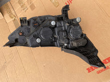 Laden Sie das Bild in den Galerie-Viewer, Frontscheinwerfer Ssangyong Korando 8310137100 Links Scheinwerfer Headlight SCH2072297860nu