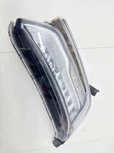 Laden Sie das Bild in den Galerie-Viewer, Frontscheinwerfer Honda Cr-V V 6182822 Rechts Scheinwerfer Headlight SCH2077658112iz