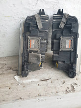 Laden Sie das Bild in den Galerie-Viewer, Frontscheinwerfer Volvo 22239253 Ein Satz Scheinwerfer Headlight SCH2104973744oq
