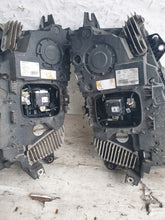 Laden Sie das Bild in den Galerie-Viewer, Frontscheinwerfer Volvo 22239253 Ein Satz Scheinwerfer Headlight SCH2104973744oq