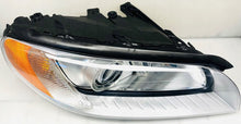 Laden Sie das Bild in den Galerie-Viewer, Frontscheinwerfer Volvo V70 31214348 Rechts Scheinwerfer Headlight SCH2131161036hh