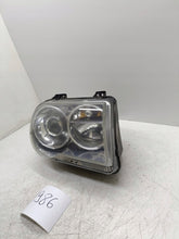 Laden Sie das Bild in den Galerie-Viewer, Frontscheinwerfer Chrysler 300c 4805760AG Rechts Scheinwerfer Headlight SCH2159152494wo