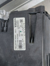 Laden Sie das Bild in den Galerie-Viewer, Frontscheinwerfer Volvo 23752806 Rechts Scheinwerfer Headlight SCH2189336863uq
