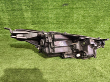 Laden Sie das Bild in den Galerie-Viewer, Frontscheinwerfer Toyota Yaris NRR1465 Links Scheinwerfer Headlight SCH2418111040lj