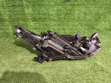Laden Sie das Bild in den Galerie-Viewer, Frontscheinwerfer Toyota Yaris NRR1465 Links Scheinwerfer Headlight SCH2418111040lj