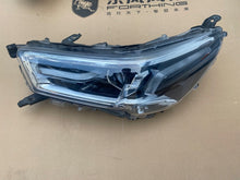 Laden Sie das Bild in den Galerie-Viewer, Frontscheinwerfer Toyota Hilux VIII 923363030A LED Links Scheinwerfer Headlight SCH2428348811dv