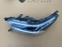 Laden Sie das Bild in den Galerie-Viewer, Frontscheinwerfer Toyota Hilux VIII 923363030A LED Links Scheinwerfer Headlight SCH2428348811dv