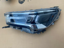 Laden Sie das Bild in den Galerie-Viewer, Frontscheinwerfer Toyota Hilux VIII 923363030A LED Links Scheinwerfer Headlight SCH2428348811dv