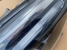 Laden Sie das Bild in den Galerie-Viewer, Frontscheinwerfer Toyota Hilux VIII 923363030A LED Links Scheinwerfer Headlight SCH2428348811dv