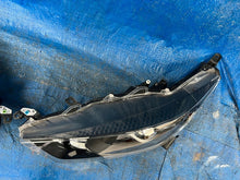 Laden Sie das Bild in den Galerie-Viewer, Frontscheinwerfer Toyota Yaris 0138622 Ein Satz Scheinwerfer Headlight SCH2433760702ji