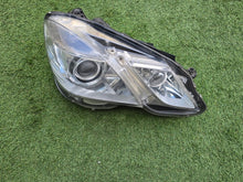Laden Sie das Bild in den Galerie-Viewer, Frontscheinwerfer Mercedes-Benz W212 A2128205061KZ Rechts Scheinwerfer Headlight SCH2438983346ox